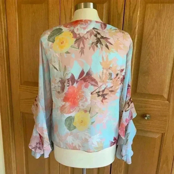 VINCE CAMUTO - Floral Ruffle Sleeve Top - Excellent Condition - Picture 5 of 13